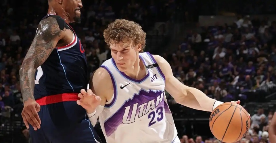 上半场结束, 名爵士球员, 两次勾手不 上半场结束, 名爵士球员, 两次勾手不